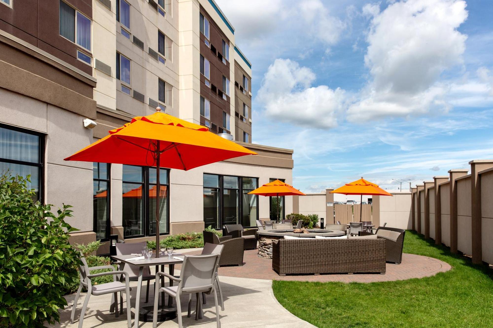 Courtyard By Marriott Edmonton West Hotel Ngoại thất bức ảnh