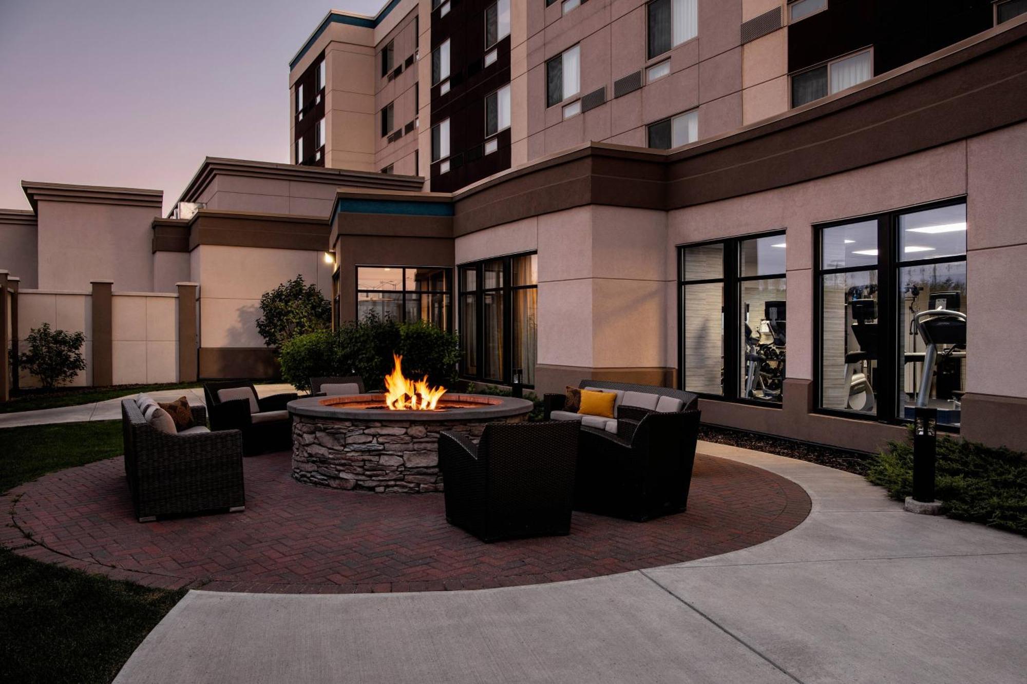 Courtyard By Marriott Edmonton West Hotel Ngoại thất bức ảnh