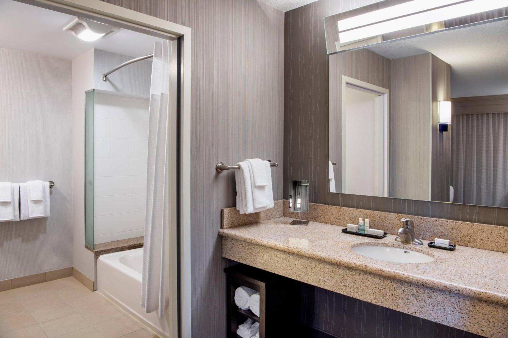 Courtyard By Marriott Edmonton West Hotel Ngoại thất bức ảnh